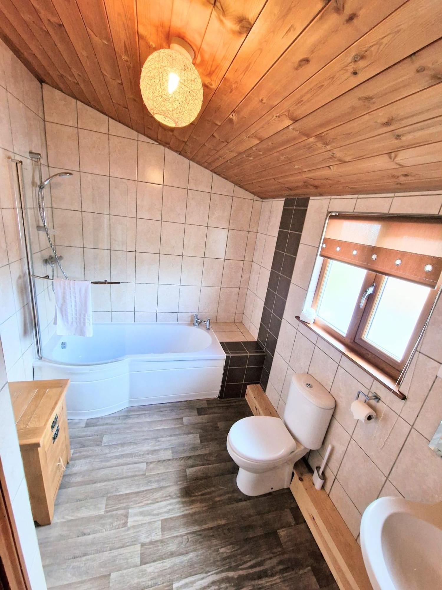 Torridon 1 With Private Hot Tub - Fife - Loch Leven - Lomond Hills- Pet Friendly Kelty